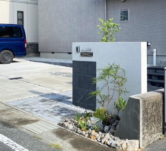 高低差のある敷地を活用!浮き階段が映えるモダンなアプローチを叶えた施工例をご紹介