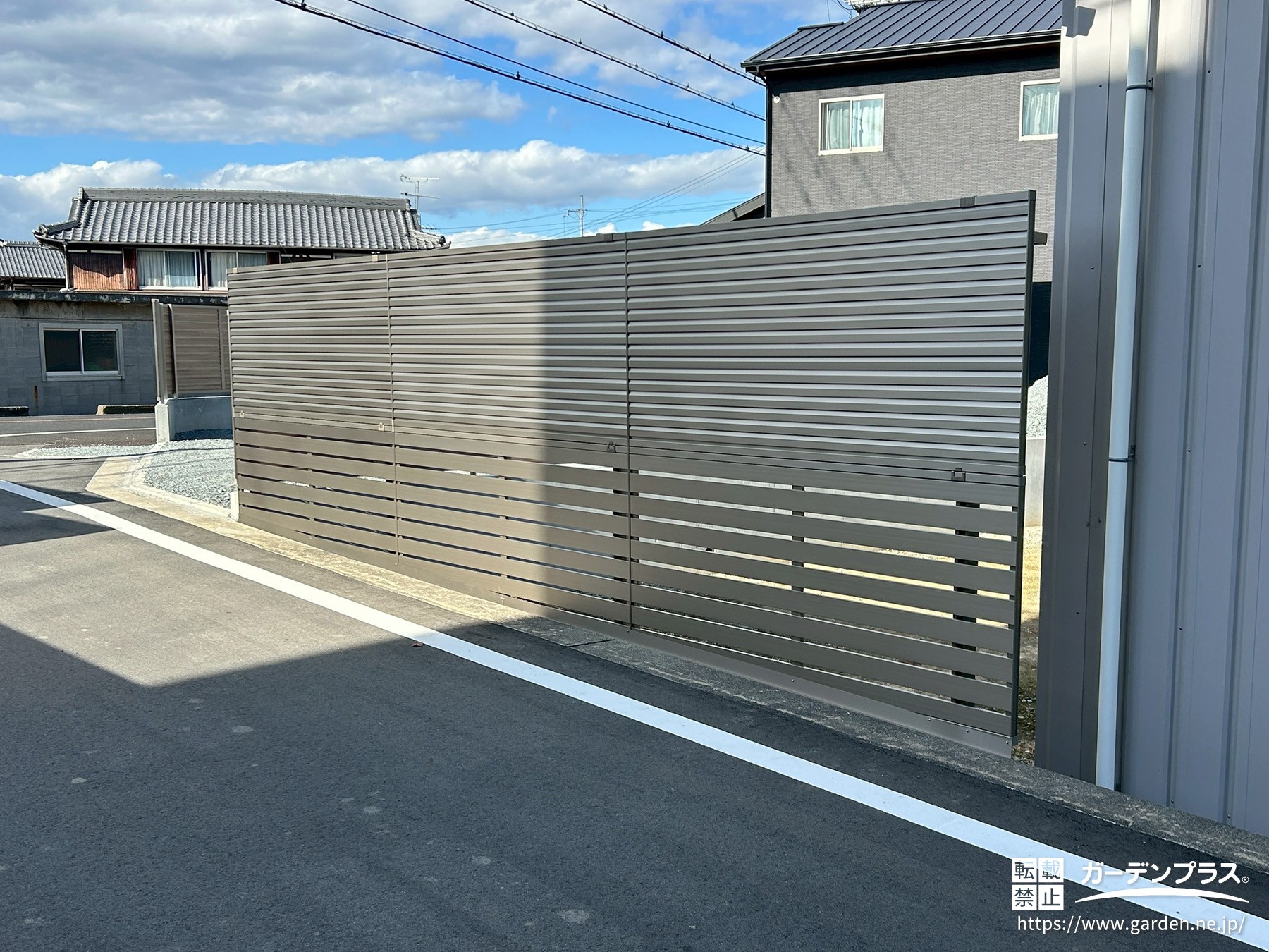 お庭との高低差がある道路からの視線をカット!目隠しフェンス設置でより快適にお過ごしいただけます