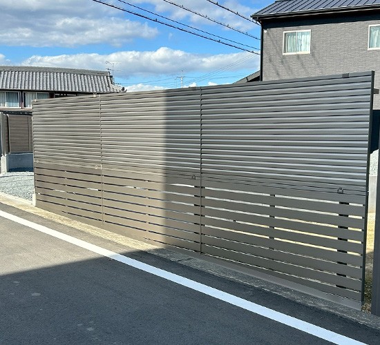 お庭との高低差がある道路からの視線をカット!目隠しフェンス設置でより快適にお過ごしいただけます