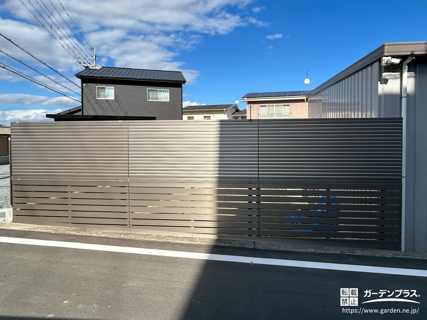 スタイリッシュにお庭を目隠しするフェンス