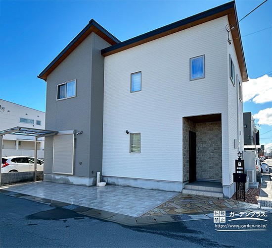 アプローチの乱形石×駐車スペースのタイルが美しい施工例をご紹介