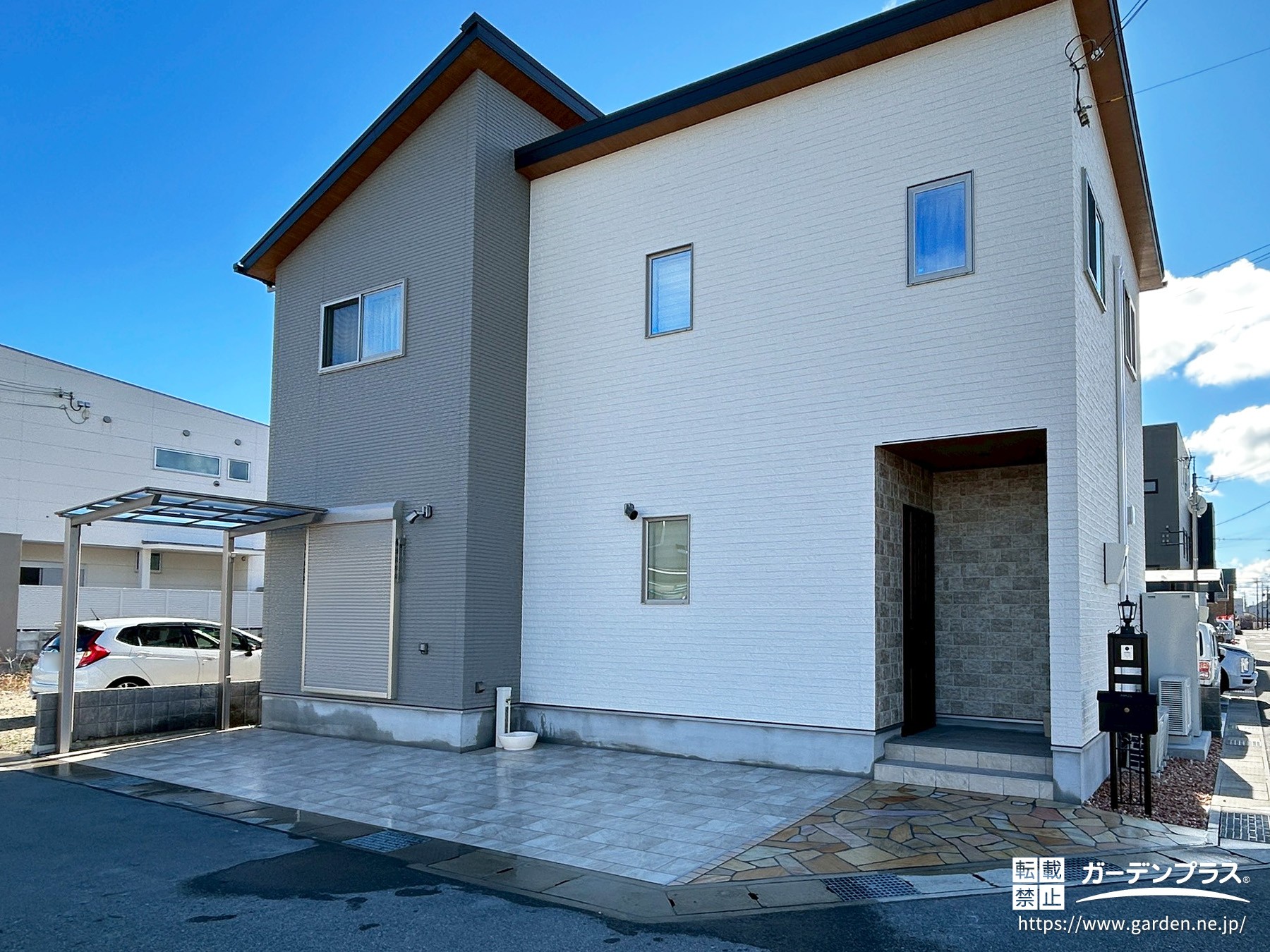 アプローチの乱形石×駐車スペースのタイルが美しい施工例をご紹介