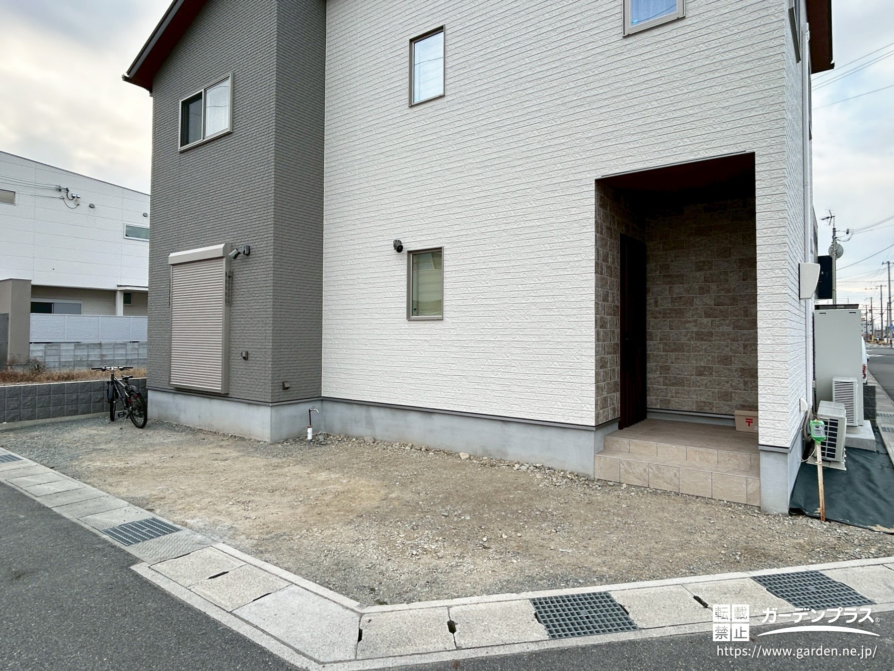 土のままの施工前のお庭