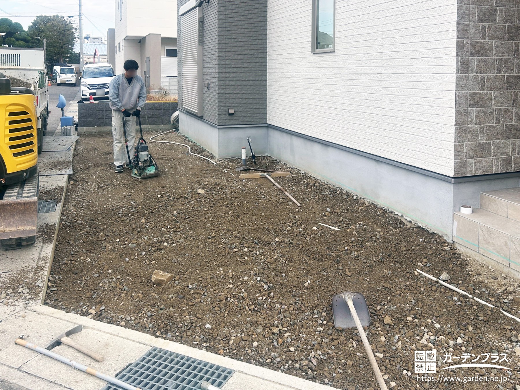 駐車スペースの下地づくりの様子