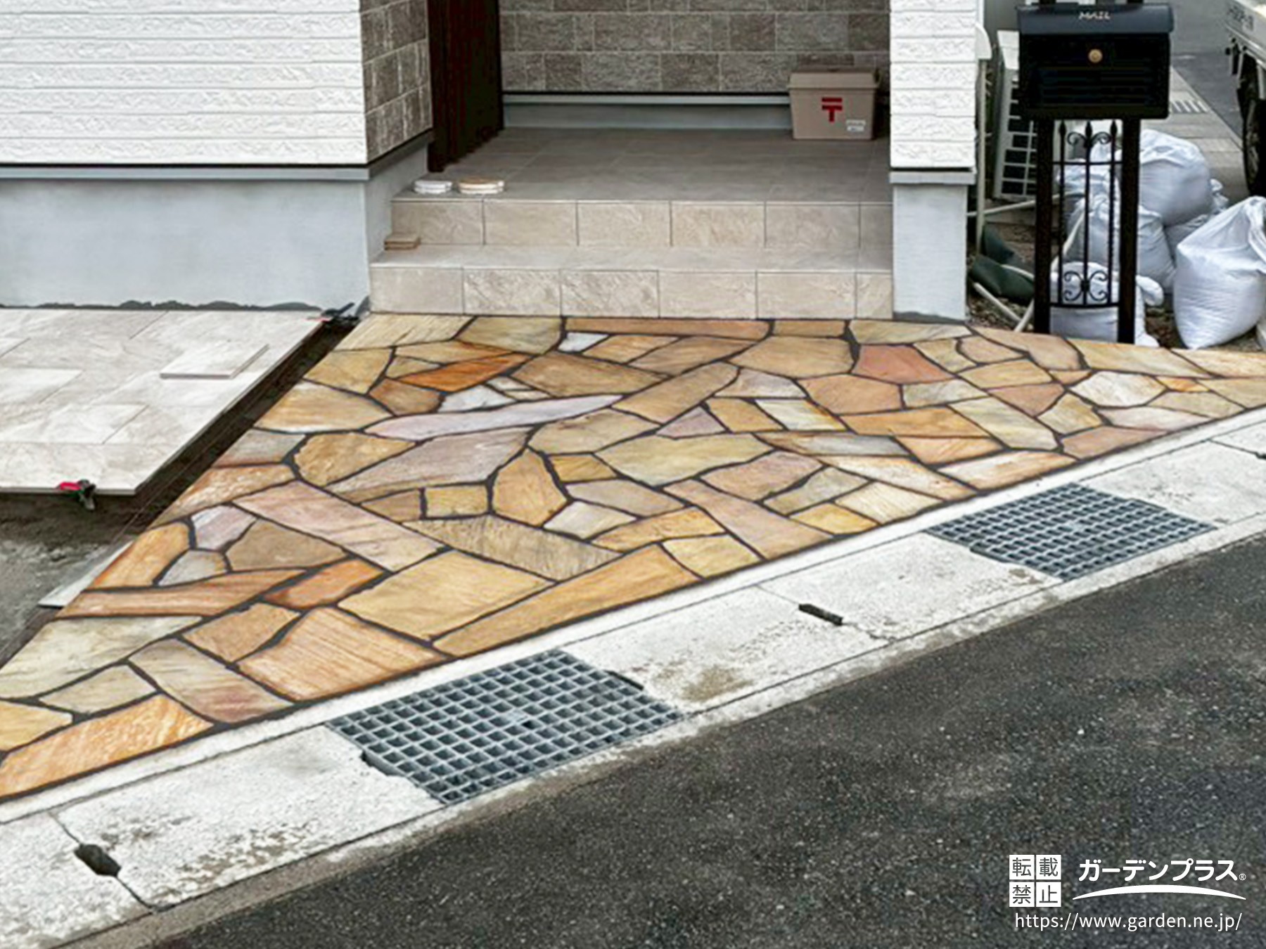 リズム感のあるデザインに仕上がったアプローチ