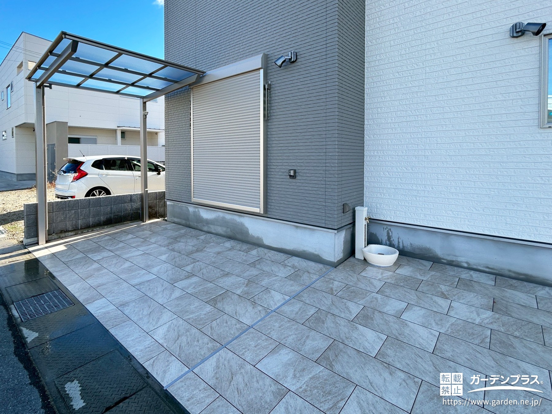 上質感のあるタイル張りの駐車スペース