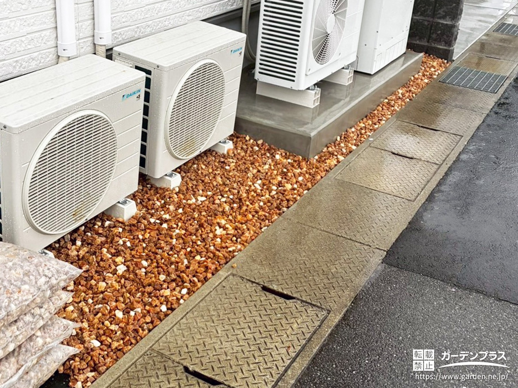 化粧砂利で整えた犬走り