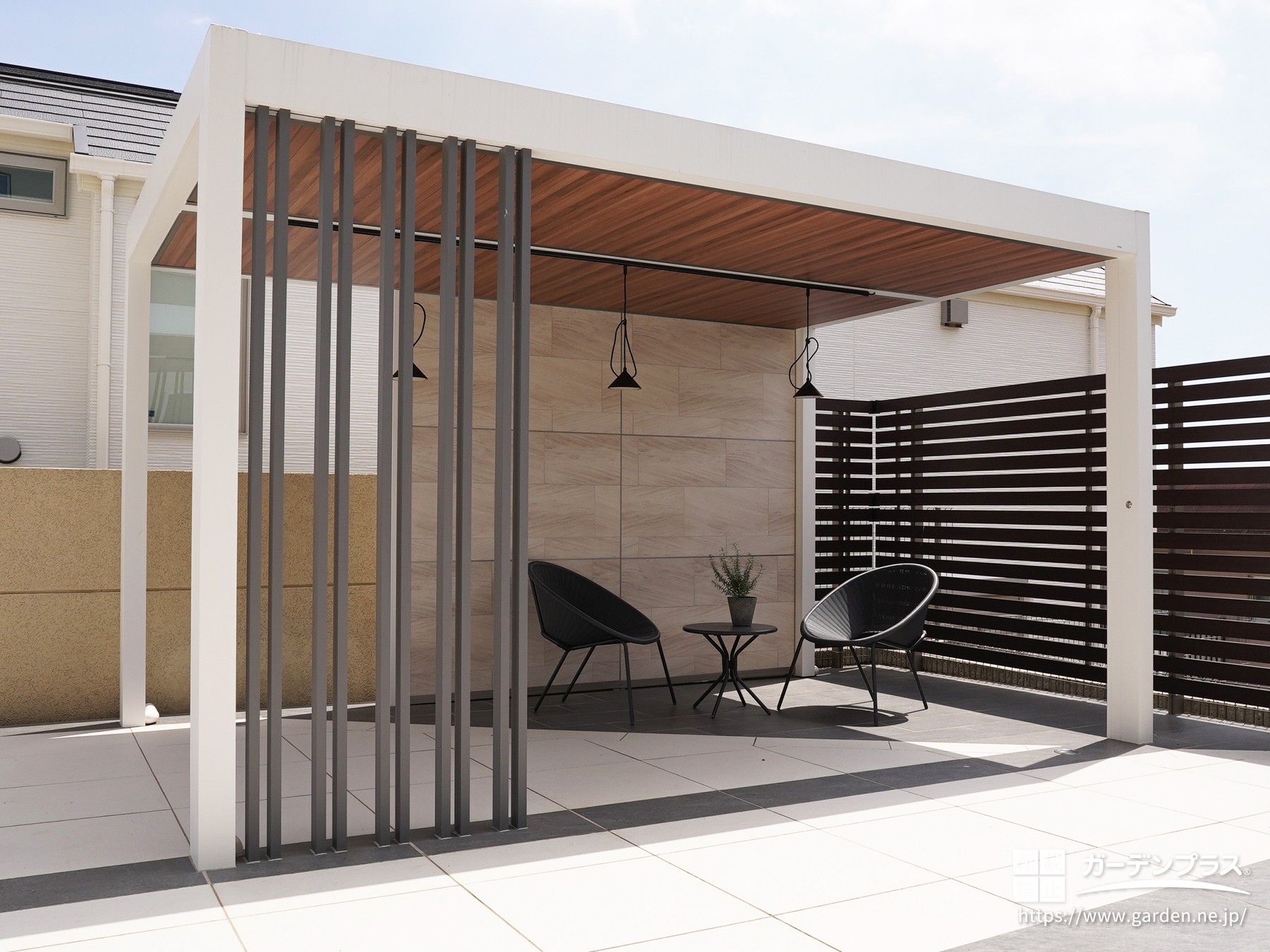 グレーの縦格子がテラス屋根のアクセントに