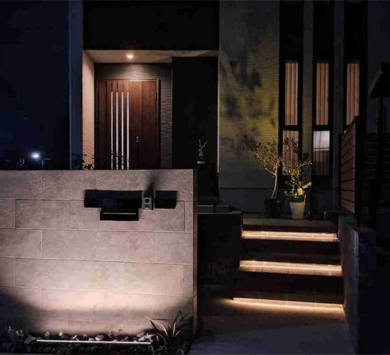門柱を照明で外構をおしゃれに演出！「下から」のライティングとフロート階段で夜もお出迎え