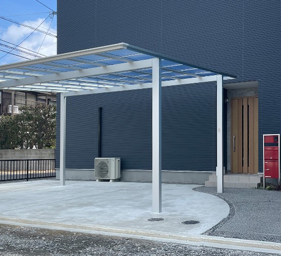 赤色の機能門柱と丸みを帯びたアプローチがアクセントに！シンプルモダンな新築外構の施工例をご紹介