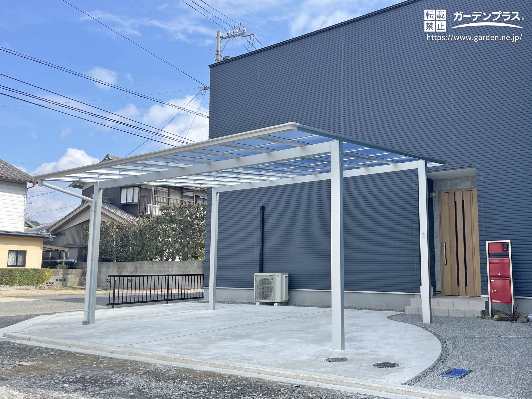 丸みを帯びたアプローチのラインが印象的でモダンな新築外構