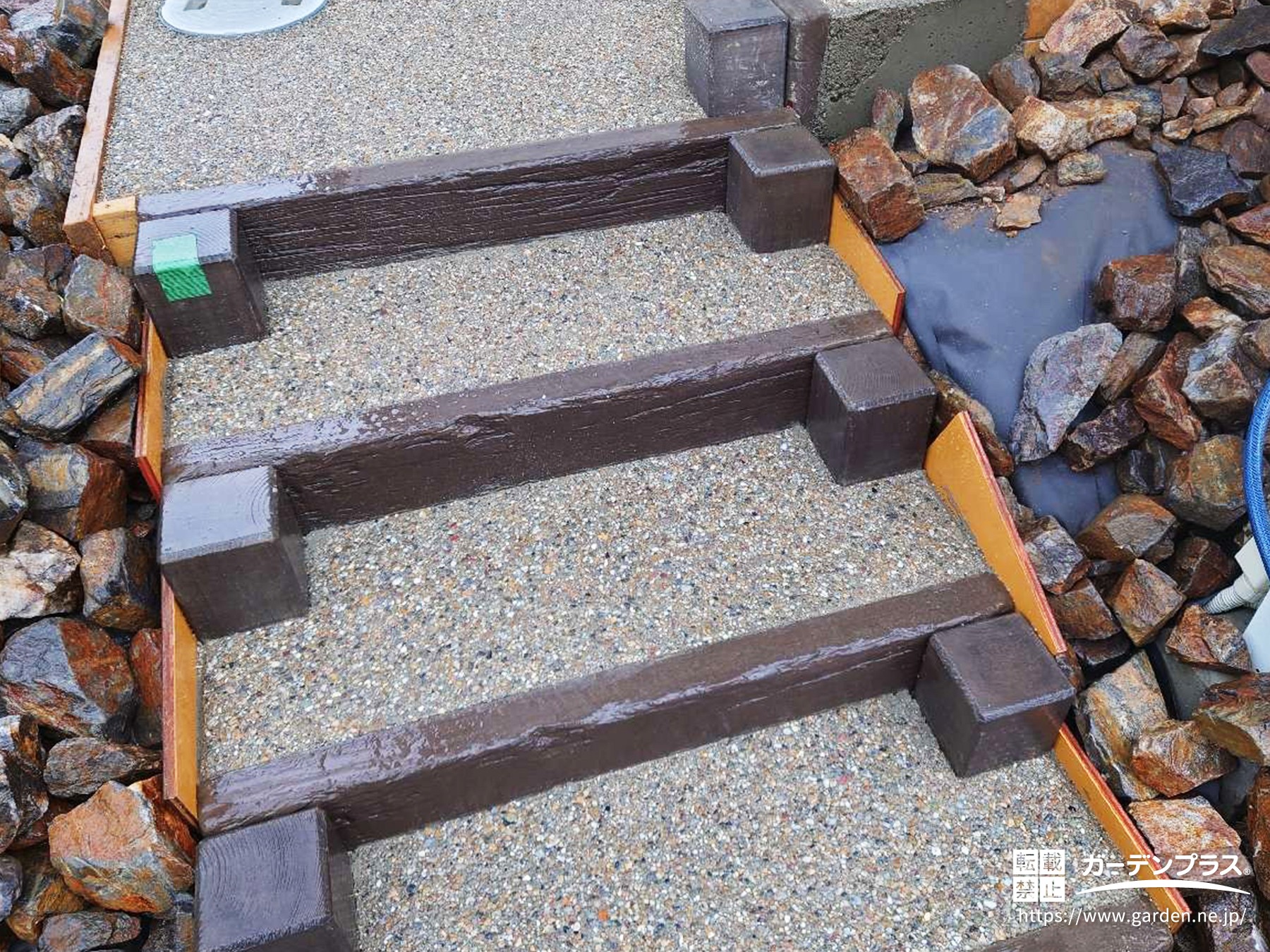 ジブリ風の外構に統一感を演出する枕木材のステップ