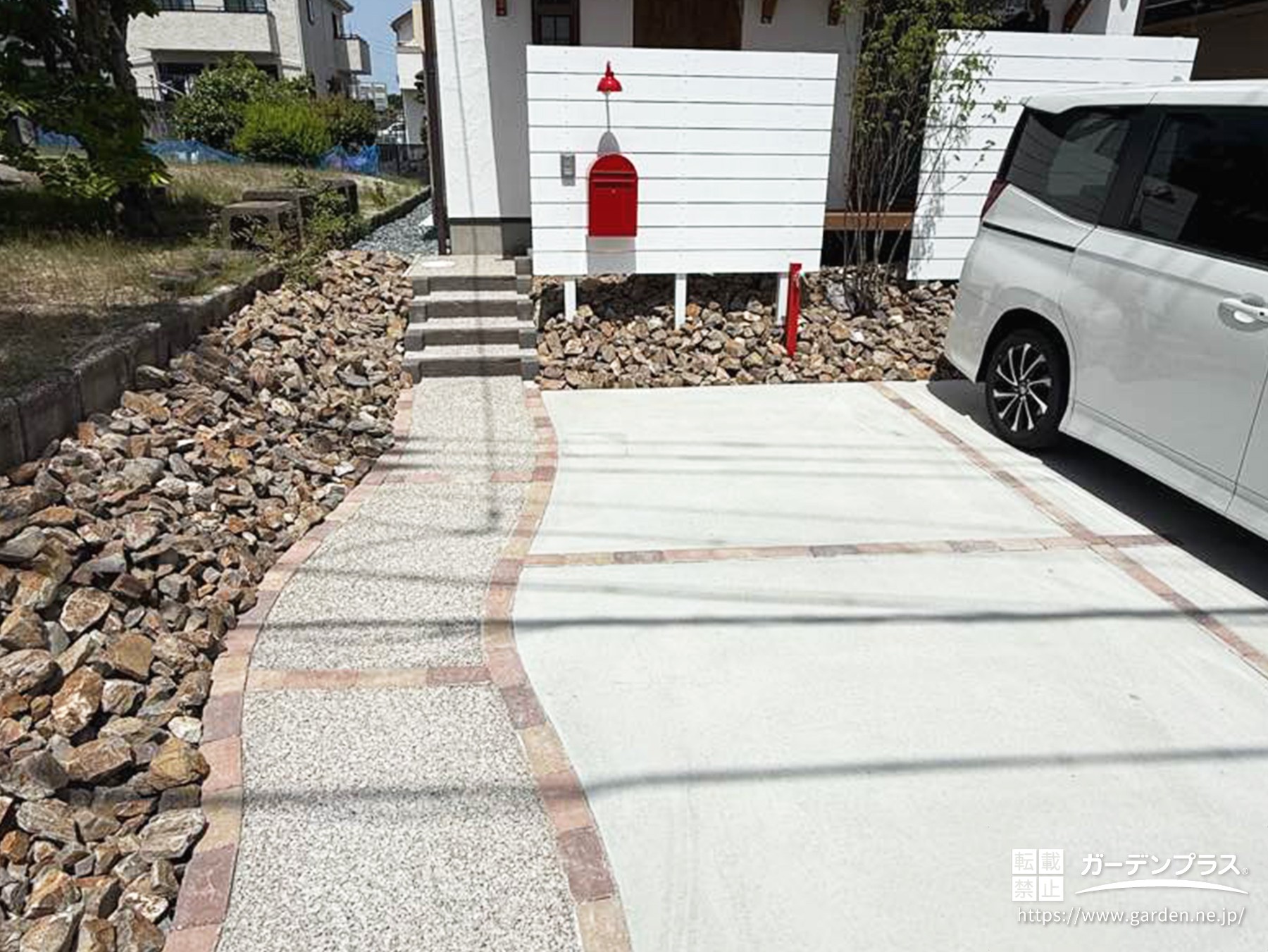 レンガのアプローチとシンプルな駐車スペースが大人の可愛さを演出するコツ