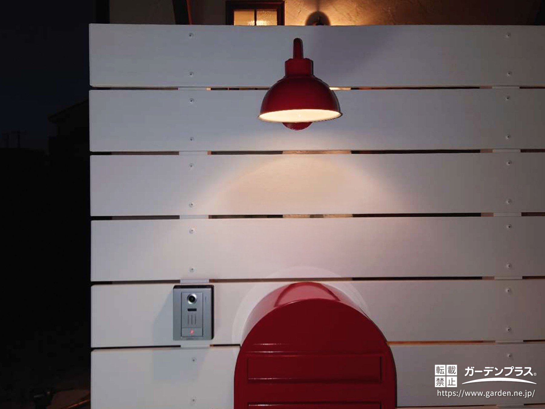 大人可愛いナチュラル外構を引き立てる玄関の照明