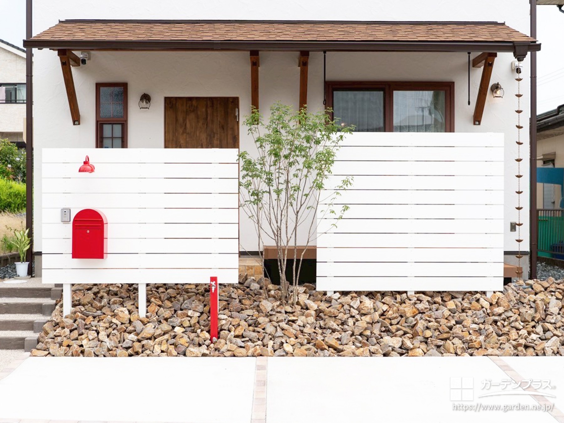 大人のナチュラル可愛いを作る引き算を大切にした赤×白の外構デザイン