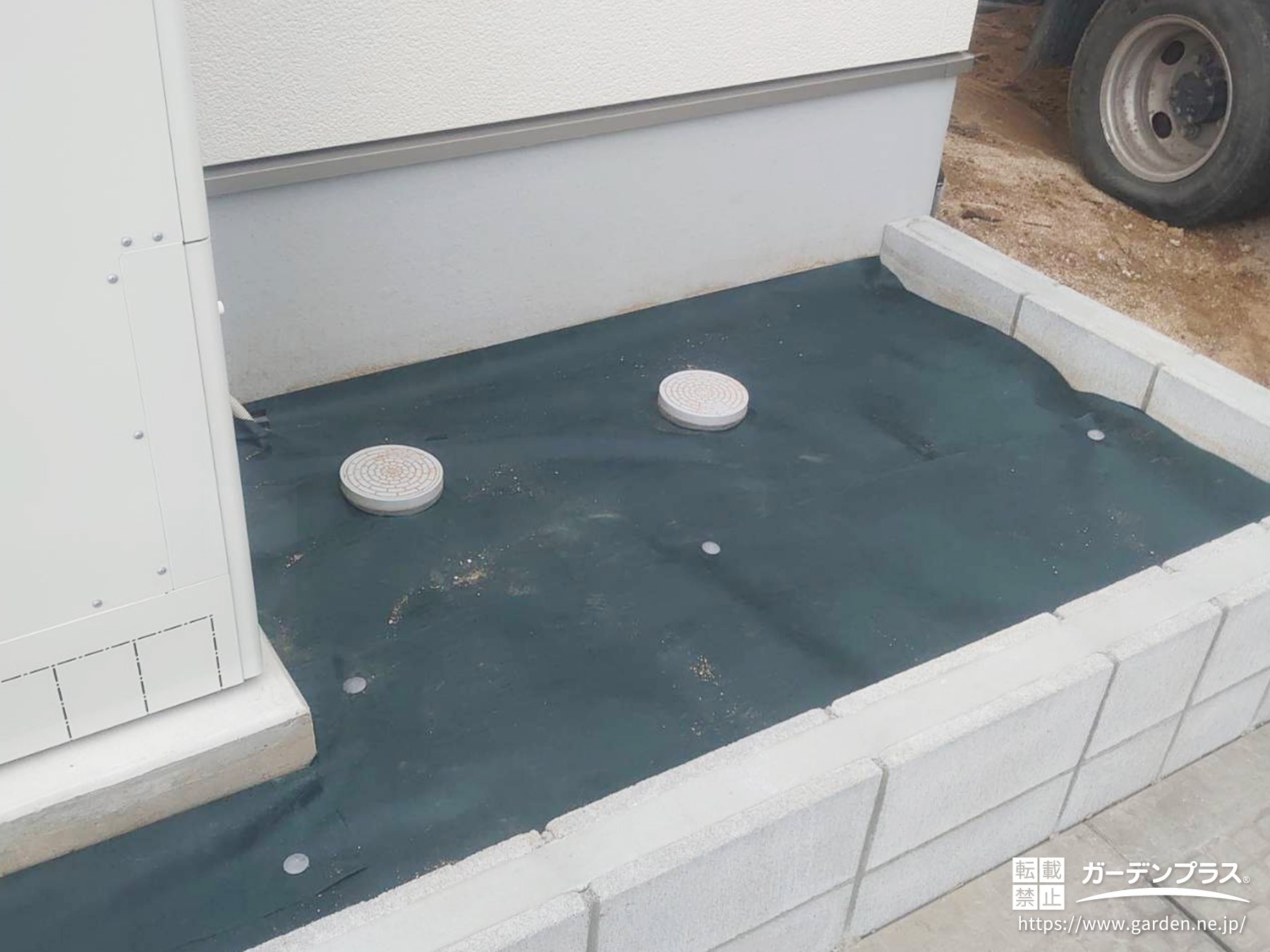 防草シートを敷設した建物まわり