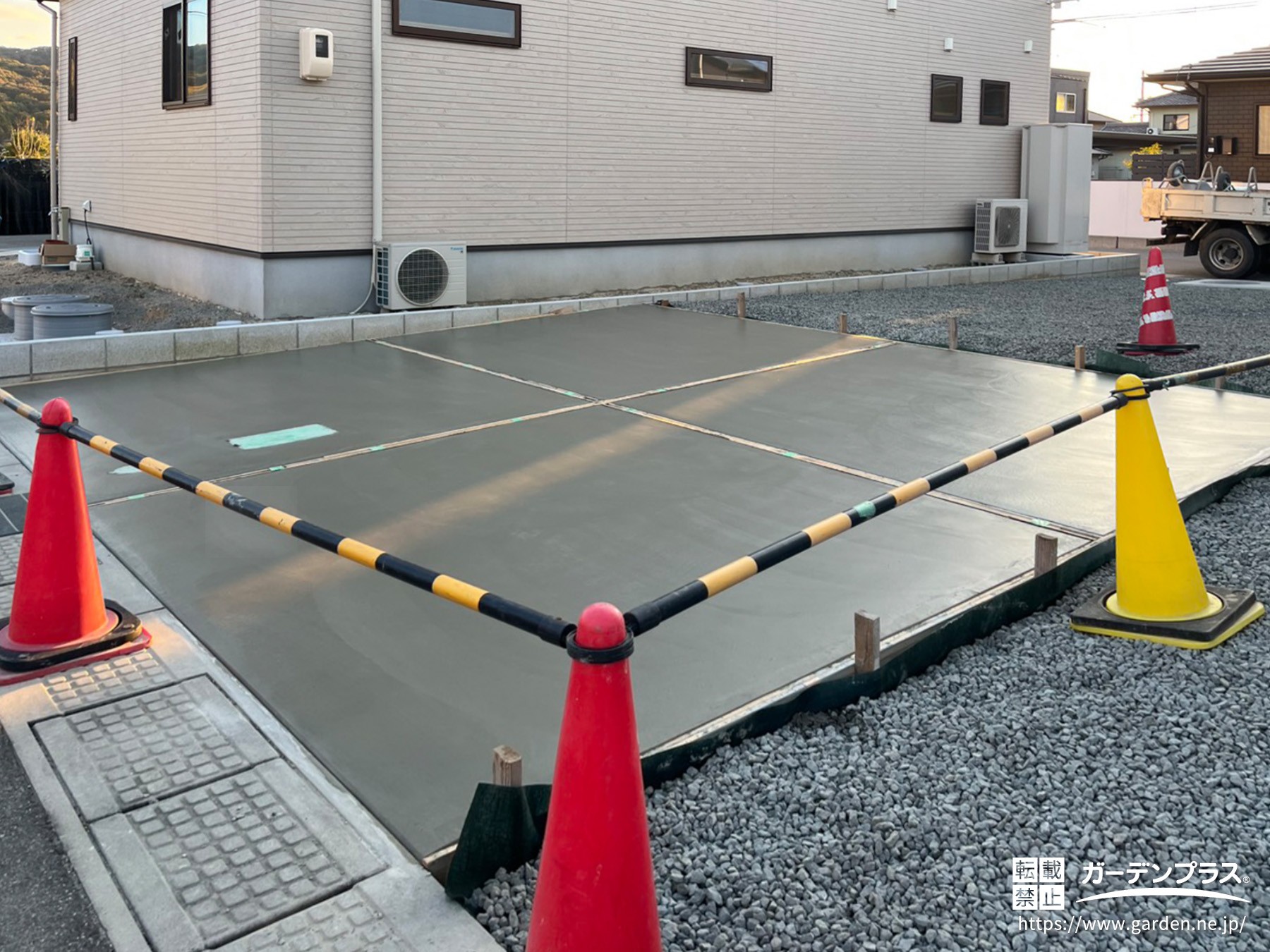 コンクリート養生中の駐車スペース