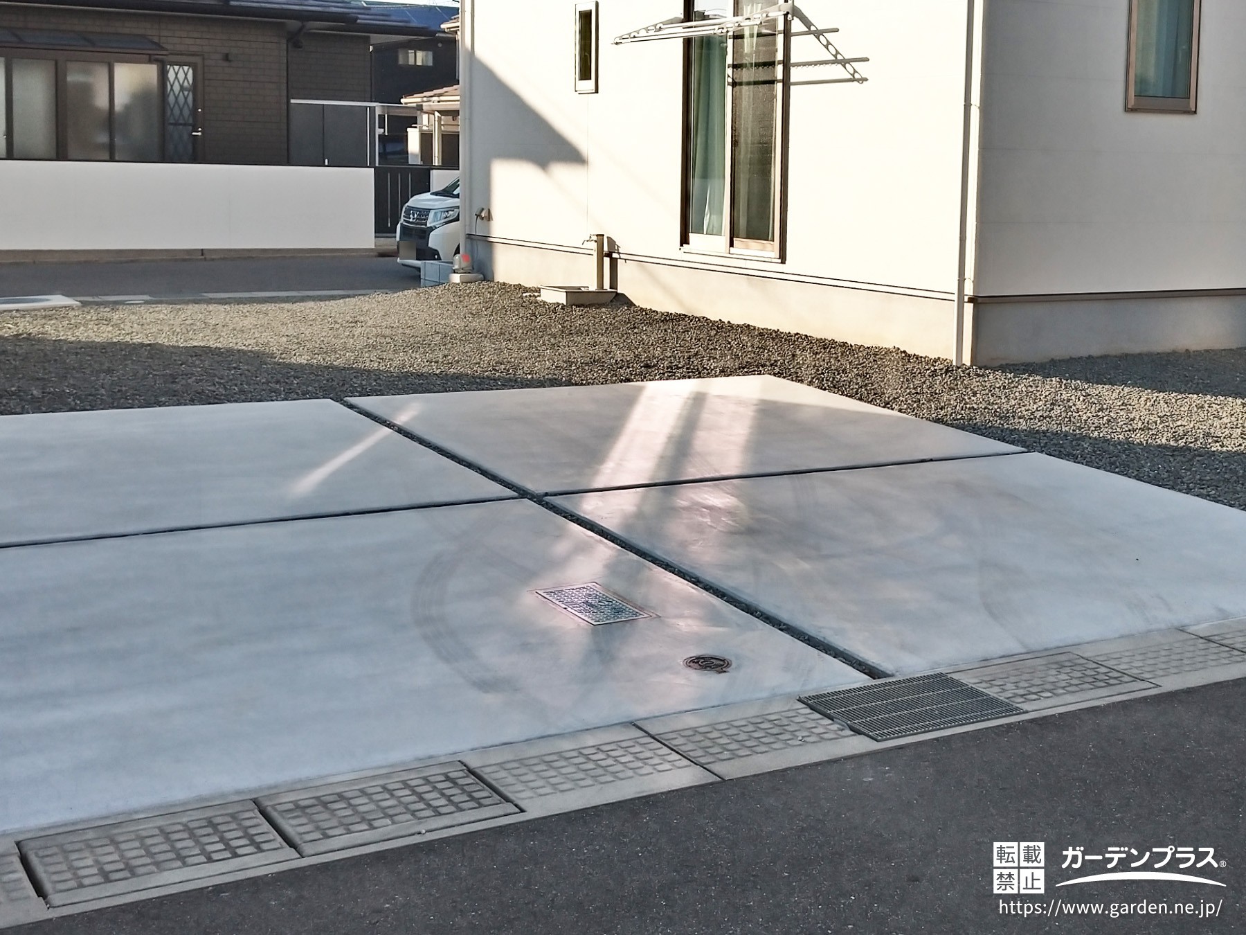 平らで美しく仕上がった土間コンクリートの駐車スペース