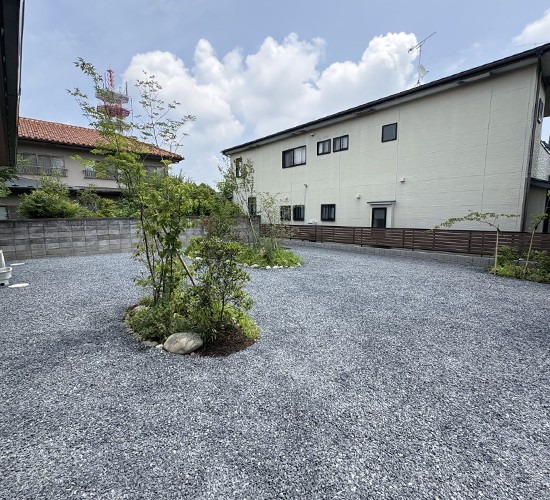 雑草が生えない庭にしたい!砂利敷き×雑木の庭で叶える、おしゃれで手間いらずな外構リフォーム事例