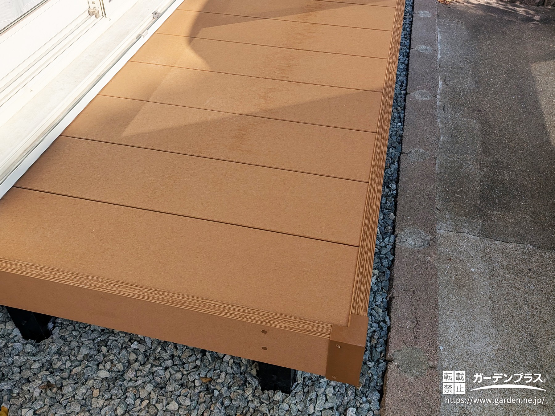 掃き出し窓前に設置したリウッドデッキ