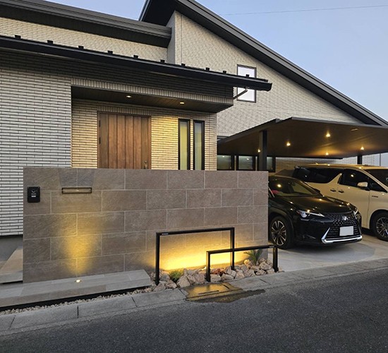 外構をおしゃれにライティング|門柱や浮き階段、植栽のライトアップで夜のアプローチを魅力的にする外構工事事例