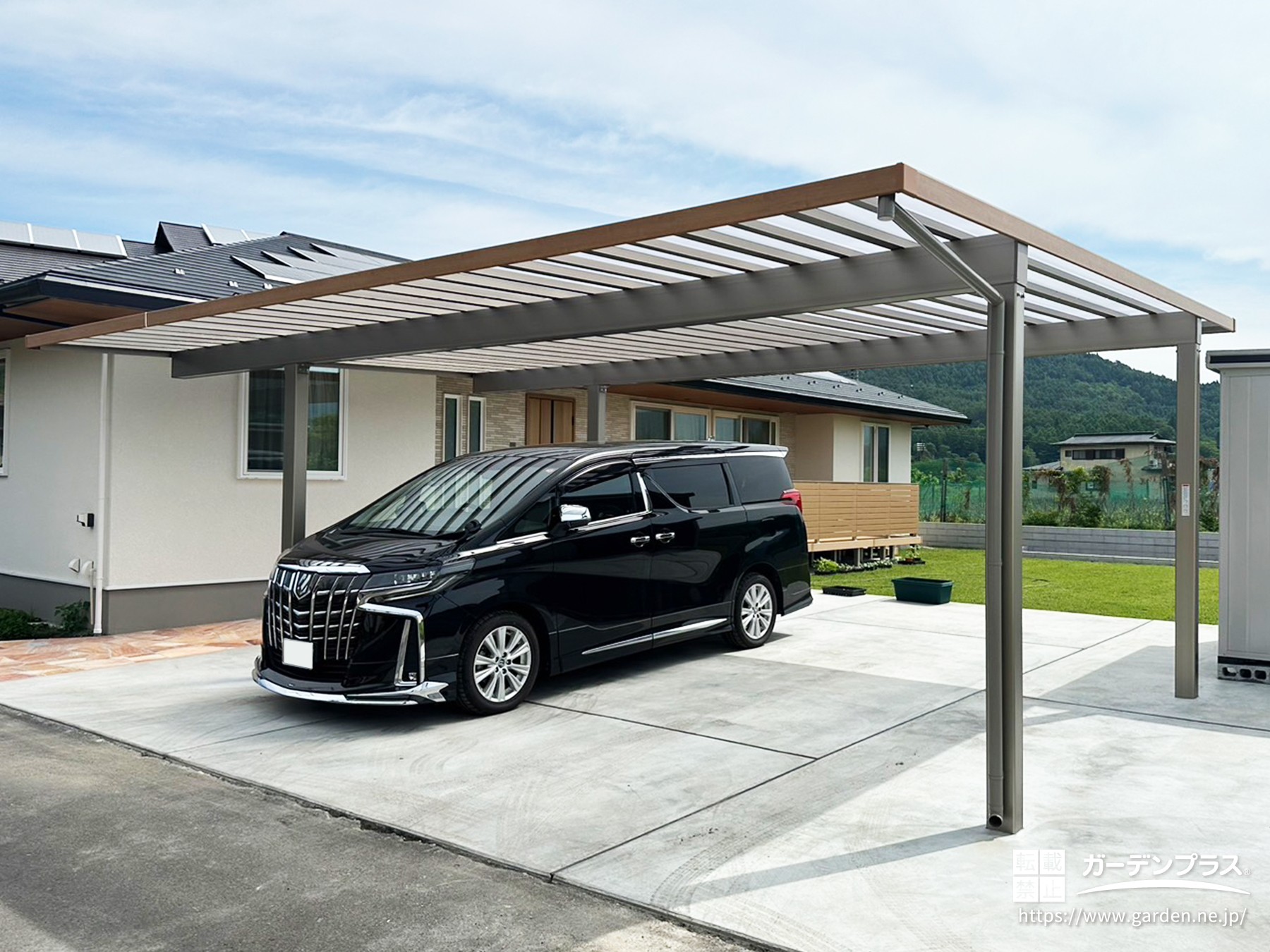 枠周りの木目調カラーがナチュラルに外構をデザインする積雪対応カーポート「ソルディポート」