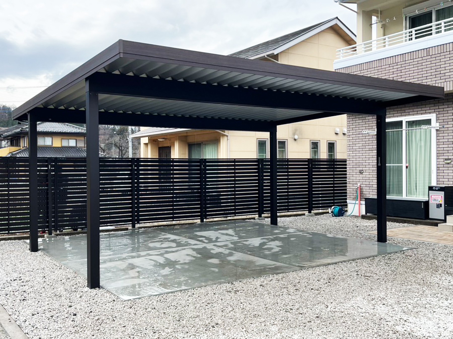 スチール折板屋根が頑丈な積雪対応カーポートの施工例