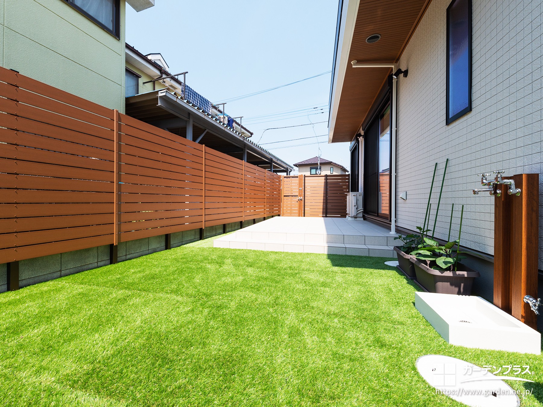 人工芝の庭