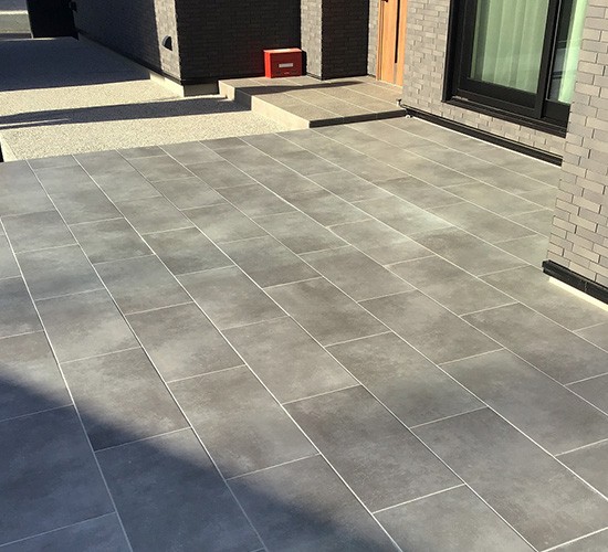 上質で洗練された空間に仕上がりました!タイルテラスが映えるお庭の施工事例をご紹介