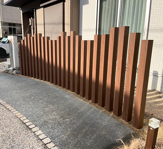 角柱の目隠しで外構をおしゃれに！100角のアルミ角柱を配置した庭リフォーム工事事例