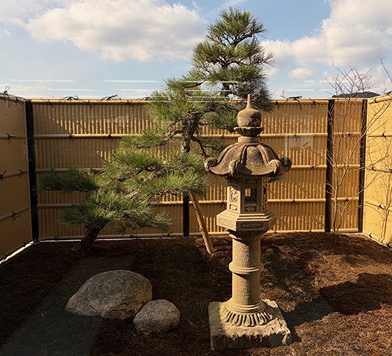 和風坪庭で癒しの時間をつくりたい方へ｜人工竹垣と植栽が主役の外構工事例