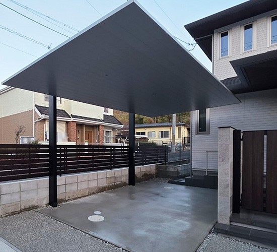 フラット屋根のカーポートがスタイリッシュ!建物デザインを最大限に活かした施工例のご紹介