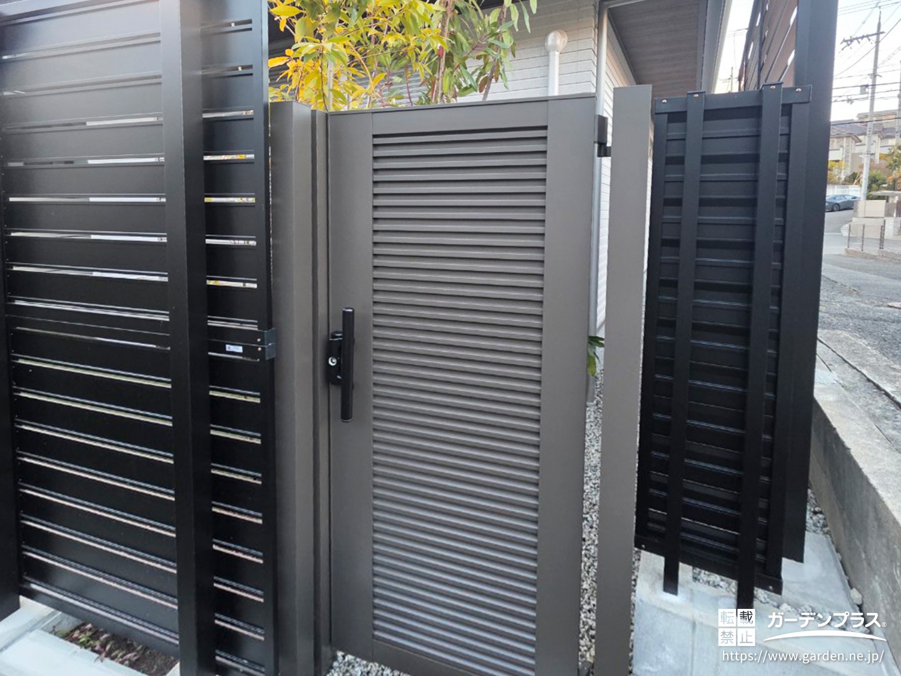 お庭入り口の門扉