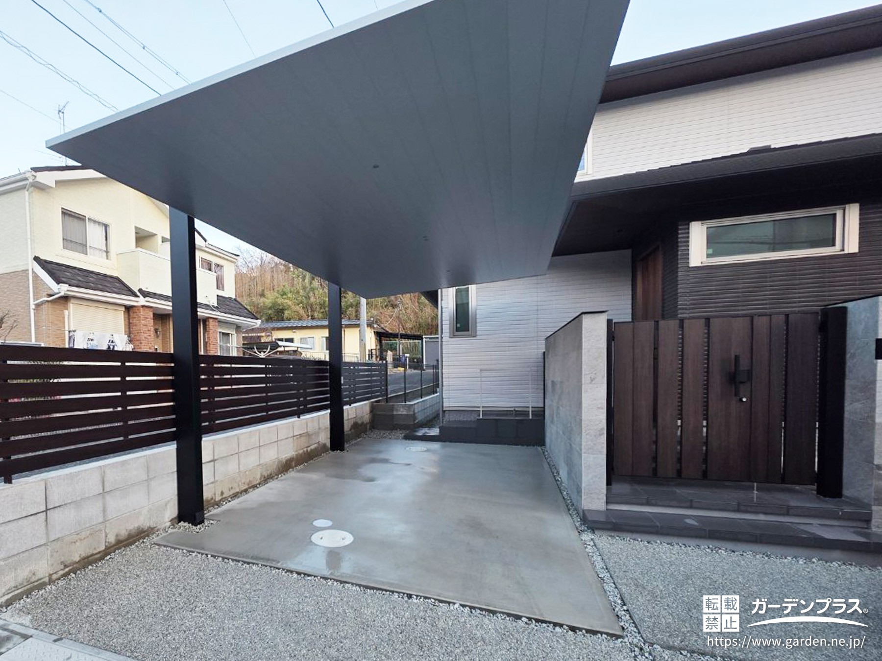 フラット屋根が美しい1台用カーポート