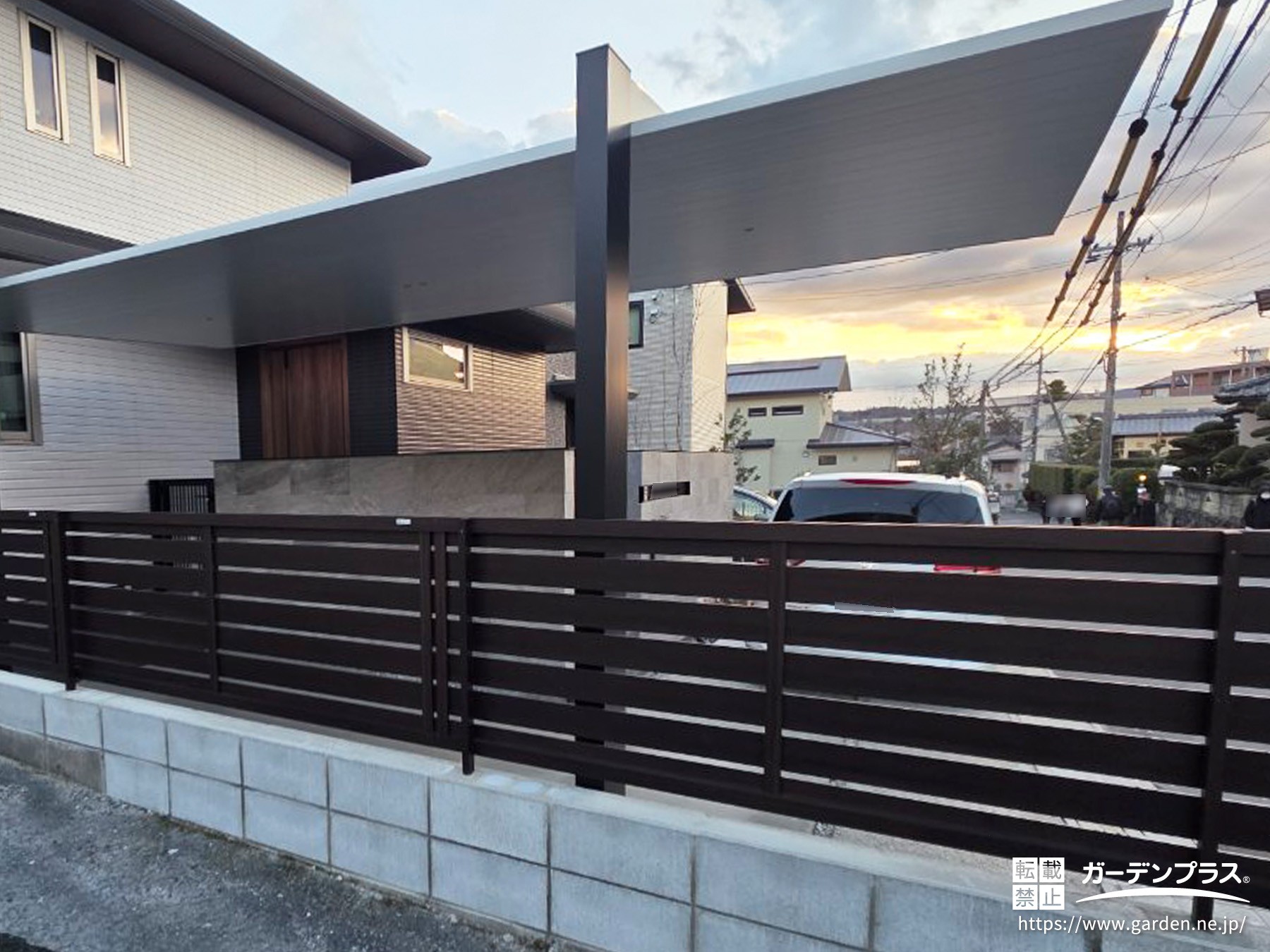 フラット屋根のカーポートとフェンス