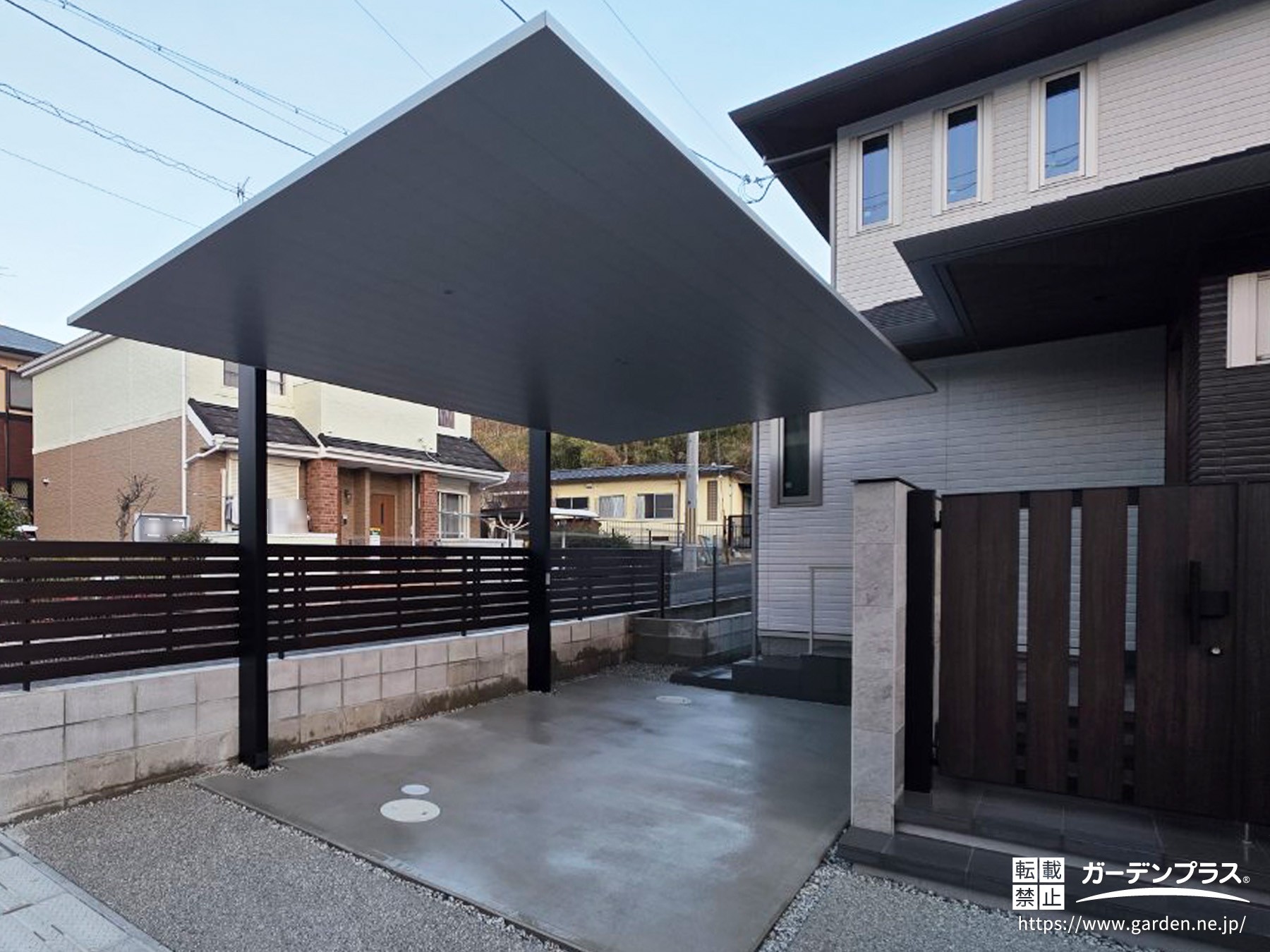 フラット屋根のカーポートがスタイリッシュ!建物デザインを最大限に活かした施工例のご紹介