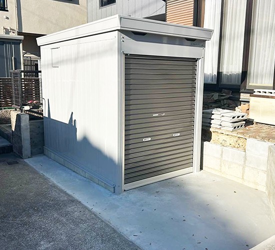 バイクガレージを後付け！土間コンクリートと電気工事にこだわった「秘密基地」リフォーム事例