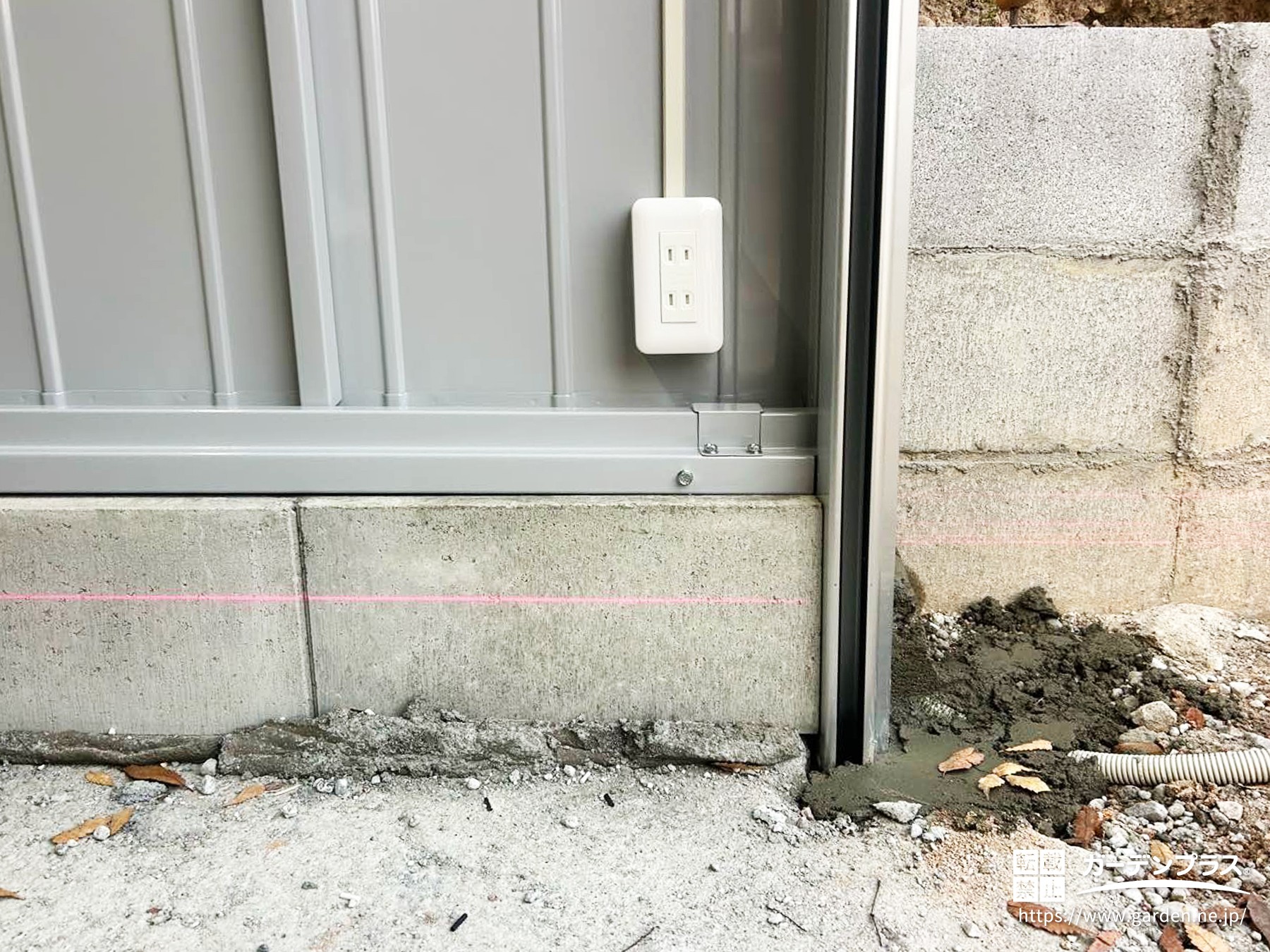 コンセントを設置したバイクガレージ