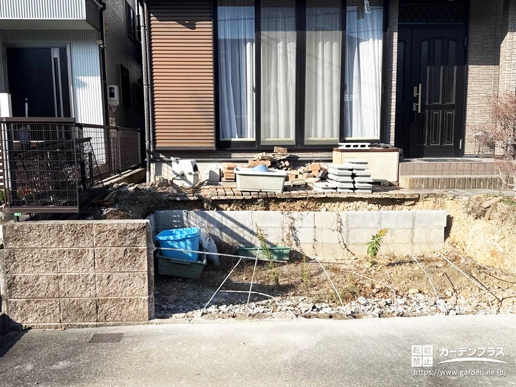 バイクガレージの後付けのためにスペースを確保した庭