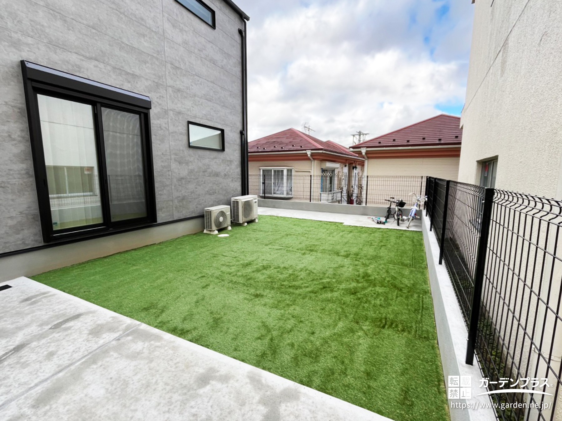 人工芝で雑草対策したお子様が遊びやすいお庭