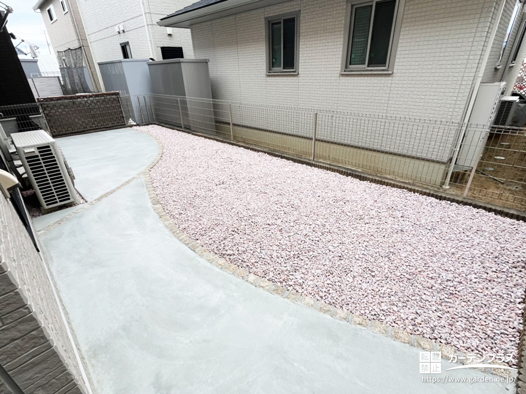 ピンク色の化粧砂利でおしゃれに雑草対策した庭