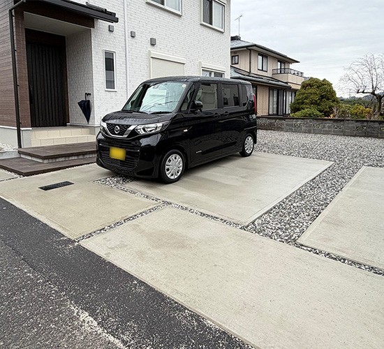 高低差を解消し駐車スペースの勾配を滑らかに！安全な動線を確保した施工例です