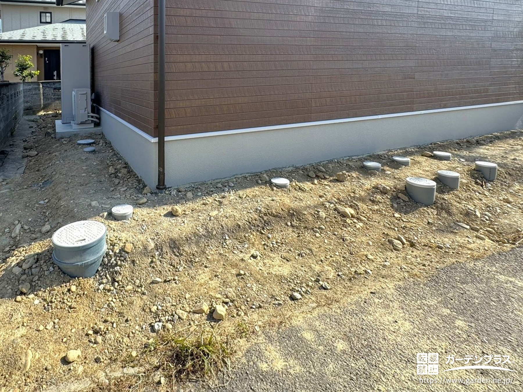 道路との高低差がある施工前のお庭