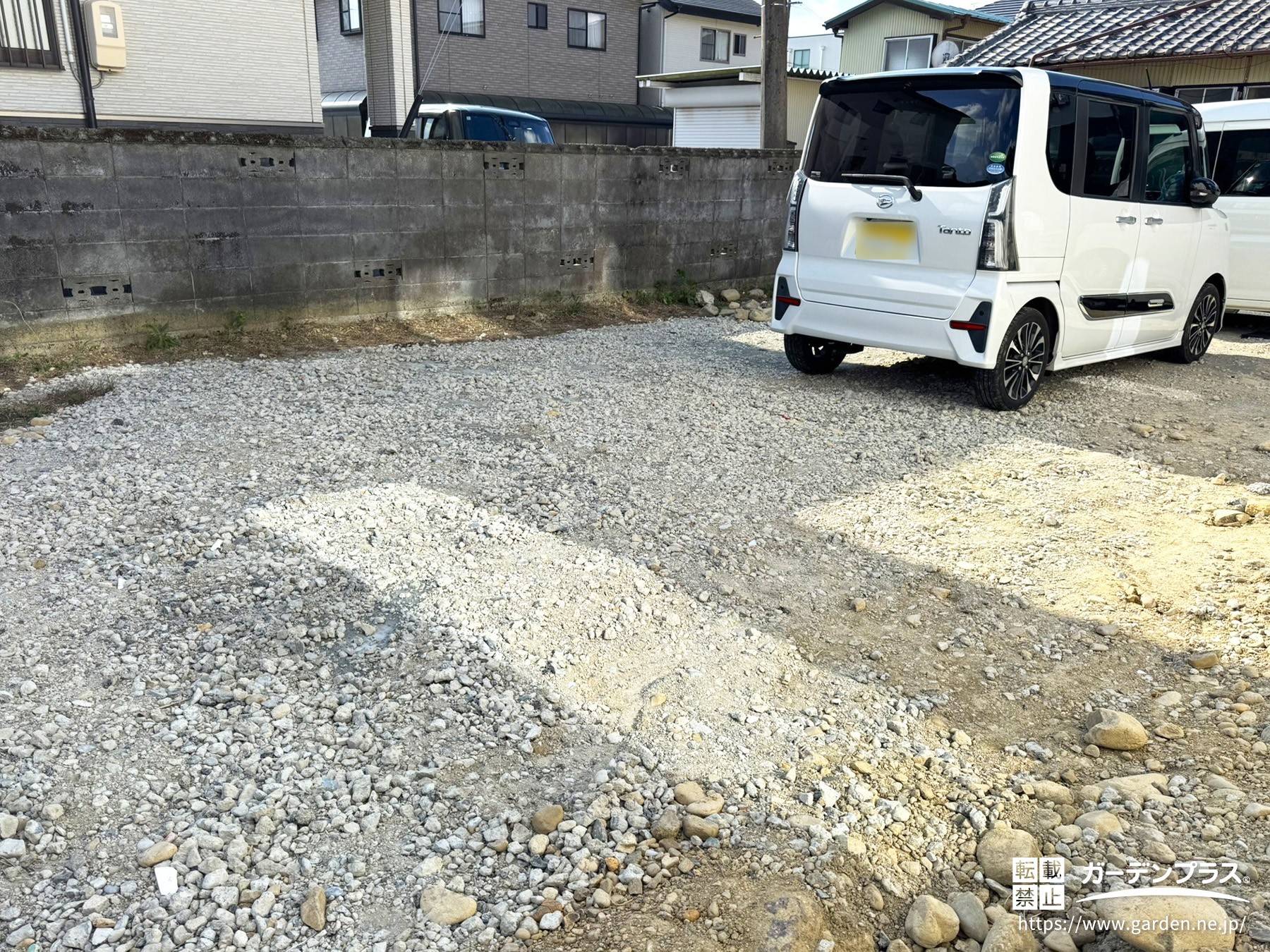 基礎との間に高低差のある施工前の駐車スペース