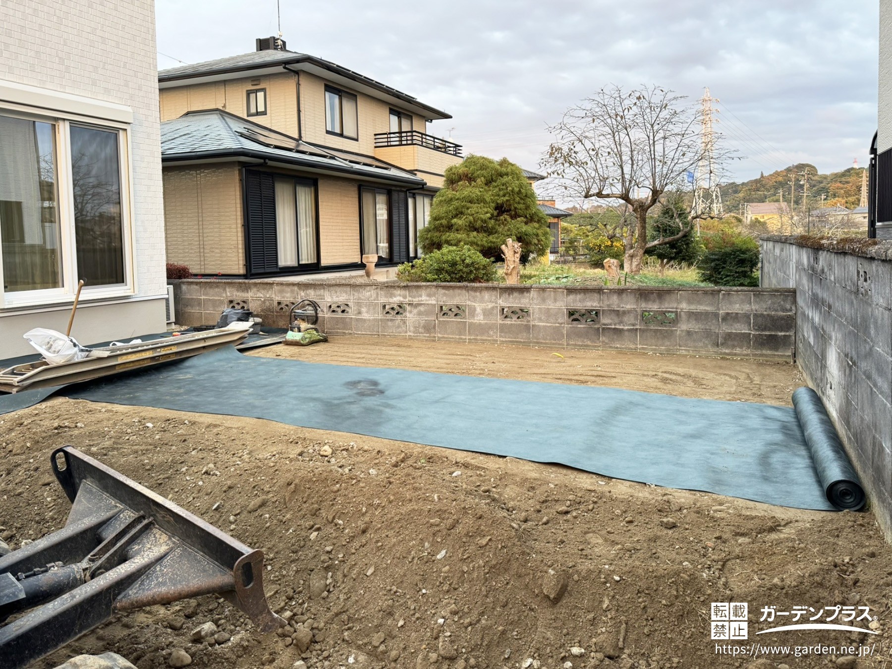 駐車スペースに防草シートを敷設