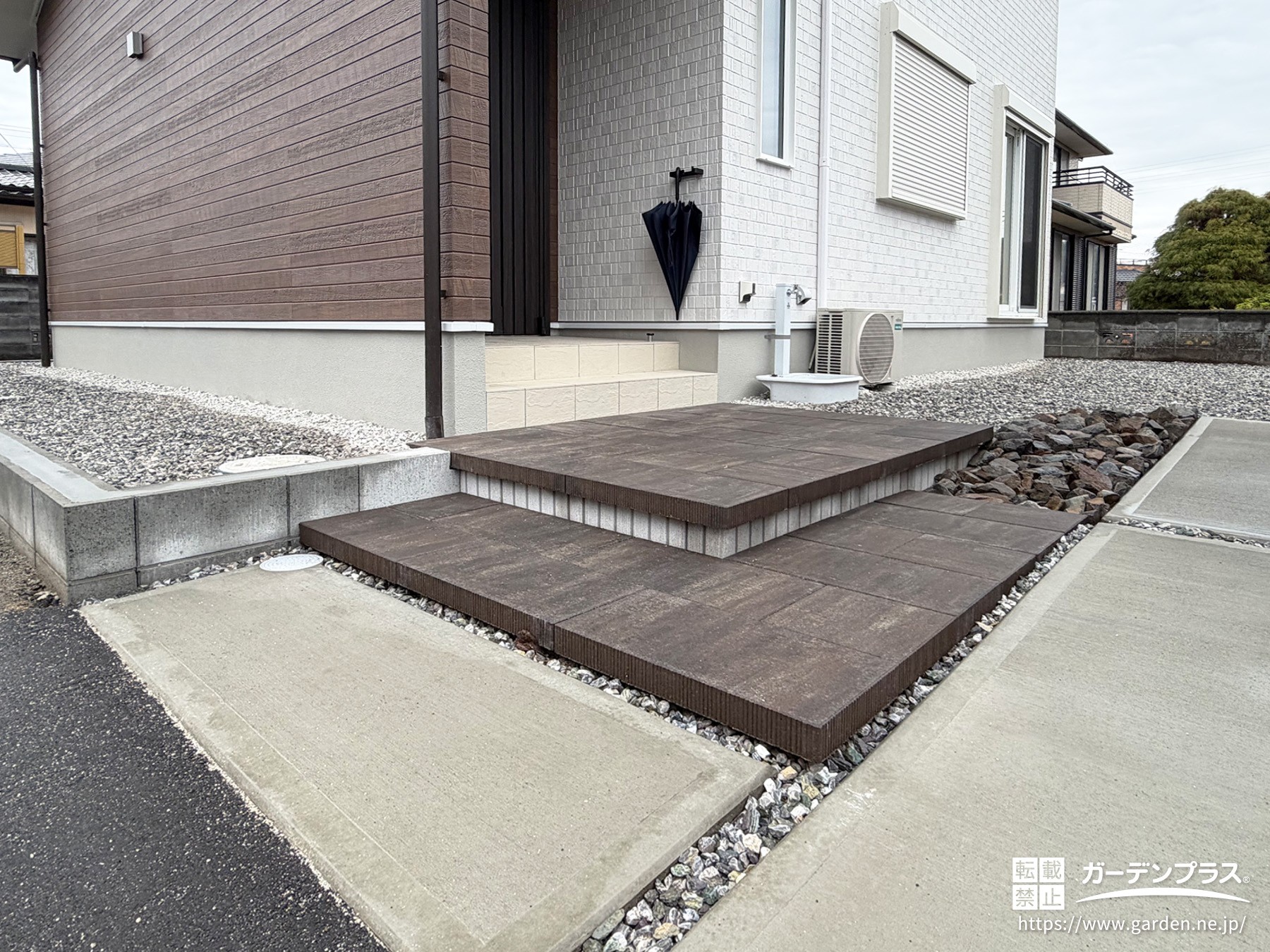 道路からも駐車スペースからも出入りしやすいアプローチ