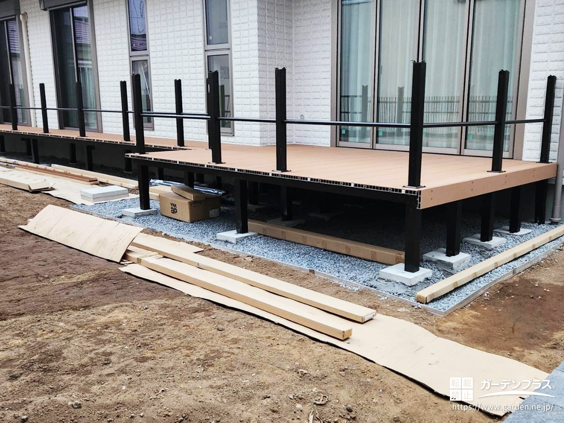 デッキフェンスを設置する様子