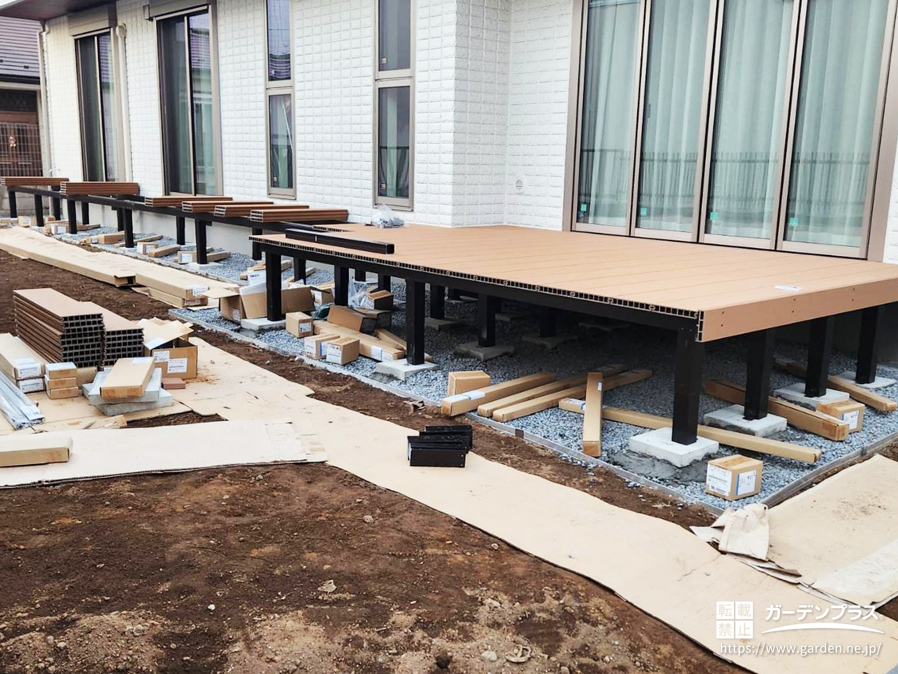 ウッドデッキの床板施工