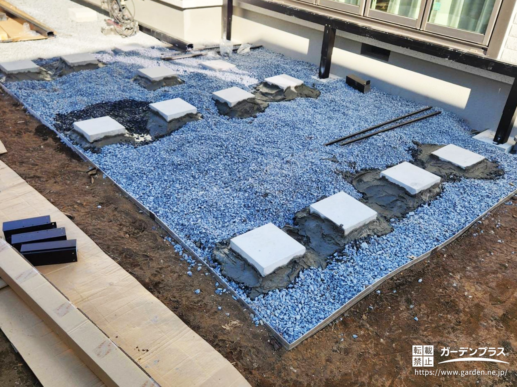 ウッドデッキの柱を設置するための基礎となる「束柱」