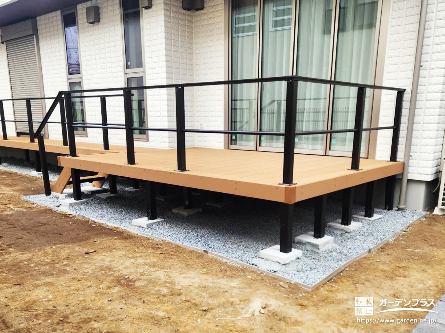 掃き出し窓前に設置した通路として活躍するウッドデッキ